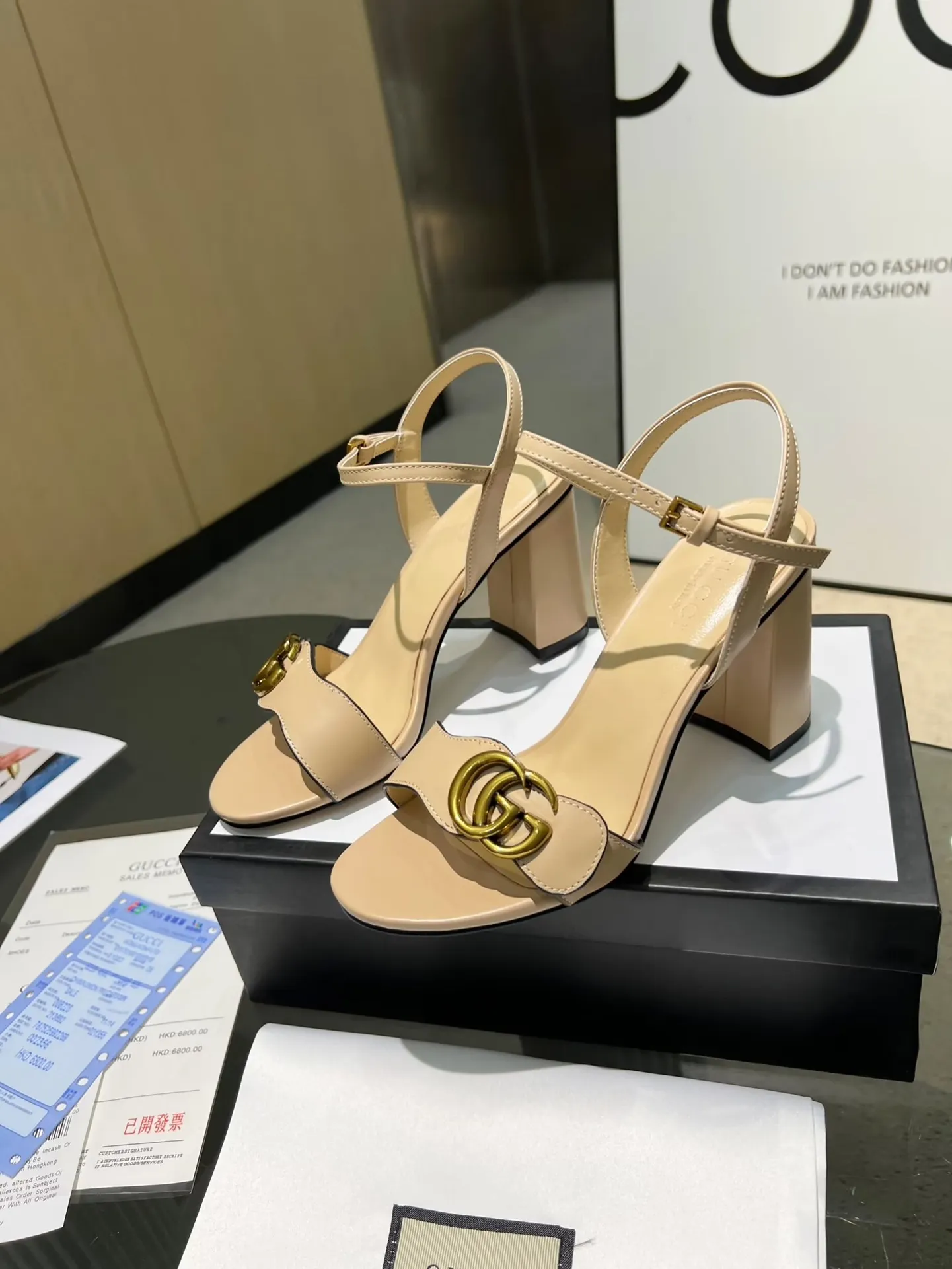 👟👟Ex-factory price 320👟👟 Gucci (GUCCI) official website 1:1 exquisite bronze buckle new summer one-line sandals. The workmanship is great and reassuring. The leather is shiny and tough. Comfortable and super comfortable to walk. It meets the actual needs of the public and is easy to control. Recommended fabric: first-layer cowhide lining/feet: sheepskin 🐑 rubber outsole. Heel height: 8cm. Color: gold, light gold, black, white, red, apricot. Size: 34-39 (sizes 40 and 41 need to be customized). Comes with receipt.